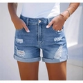 Pantaloncini di jeans blu da donna con strappi e orli risvoltati per look estivo - S / Blu