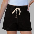 Detalle de pantalones cortos de mezclilla negros para mujer con cordón elástico y bolsillos - S / Negro