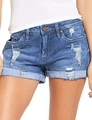 Dettaglio di pantaloncini in denim blu con fori usurati e orlo risvoltato su bianco - S / Azzurro