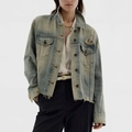 Dettaglio della giacca di jeans vintage con effetti usurati e orlo a taglio vivo - S / Blu Vintage