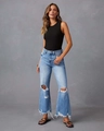 Detail van high-waisted wijde jeans met scheuren en franjes aan de zoom in lichtblauw - S / Blauw