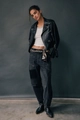 Détail de pantalon en denim vintage à patchwork avec une veste de motard en cuir noir - Style Patchwork Noir (14652A)
