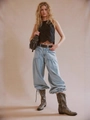 Damen Baggy Jeans in Hellblau mit Tunnelzugsaum und schwarzem Vintage-Spitzentop-Outfit - S / Hellblau