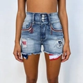 Nahaufnahme der High-Waist Jeans-Shorts mit drei Knöpfen und US-Flaggen-Detail an der Tasche - S / Blau