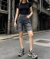 Dettaglio di pantaloncini di denim grigio scuro a vita alta con bordi sfrangiati e strappi - S / Grigio