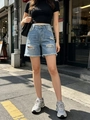Pantaloncini di jeans chiari da donna con strappi e orli sfilacciati in stile street - S / Azzurro