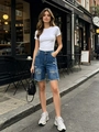 Dettaglio di pantaloncini di jeans da donna con orli sfilacciati ed effetto lavato vintage - S / Blu scuro