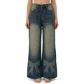 Detail der Schleifendrucke und Vintage-Waschung auf der weiten Denim-Jeans - S / Blau