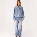 Ensemble en jean bleu clair avec veste courte à revers et pantalon large - S / Bleu clair