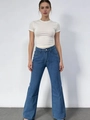 Detailansicht der High-Waist-Jeans mit weitem Bein, Schmetterlingsprint und Reißverschluss - S / Dunkelblau