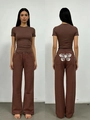 Detailansicht des großen weißen Schmetterlingsdrucks auf brauner Wide-Leg-Denim-Jeans - S / Khaki