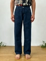 Détail du pantalon en jean bleu foncé avec texture de tissu épaisse et bouton de taille - S / Bleu foncé