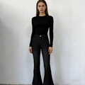 Ausgestellte Jeans im Retro-Look mit hoher Taille und schmalem Langarmshirt - XS / Schwarz