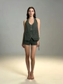 Dettaglio completo di un set denim grigio scuro con gilet allacciato al collo e pantaloncini - S / Verde