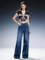 Detail von High-Waist-Jeans mit weitem Bein, Vintage-Waschung und kurzem V-Ausschnitt-Top - S / Blau