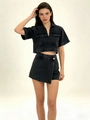 Détail d'un ensemble cargo en denim noir avec veste courte et mini-jupe portefeuille - S / Noir