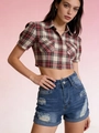 Détail du short en jean taille haute avec déchirures et bords effilochés - S / Bleu