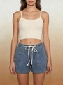 Dettaglio degli shorts in denim con vita elastica a coulisse e ampie tasche frontali - S / Azzurro