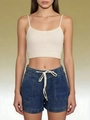 Dettaglio degli shorts in denim con coulisse bianca e top corto in maglia - S / Blu scuro