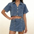 Detalle de conjunto denim para mujer con camisa corta y falda con diseño superpuesto - S / Azul Cielo
