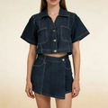 Vista frontal de conjunto denim azul oscuro con camisa corta y falda corta asimétrica - S / Azul oscuro