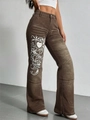 Detail der braunen Vintage-Schlagjeans mit weißem Tribal-Herz-Druck im Distressed-Look - S / Kaffeebraun