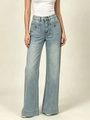 Modische High-Waist-Jeans mit weitem Bein in Hellblau und großen Taschen mit Knöpfen - S / Hellblau
