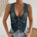 Vue détaillée du col en V profond et des poches à rabat sur un gilet en jean bleu vintage - S / Bleu