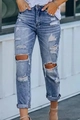 Dettaglio di jeans in denim azzurro con strappi naturali, fori e orlo risvoltato casual - S / Blu