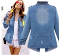 Détails de la veste en jean bleue avec texture vieillie et col à rayures - L / Bleu