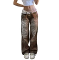 Detailansicht der braun gewaschenen Jeans mit weißem Gothic-Druck im Vintage-Stil - S / Kaffeebraun
