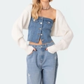 Eng anliegendes dunkelblaues Denim-Bustier mit weißem Strick-Cardigan und gerader Jeanshose - S / Blau