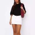 Gonna di jeans bianca slim fit a vita alta con bottone e top nero a maniche corte - S / Bianco