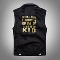 Gilet in denim nero da ragazzo con stampa dorata sul retro ed effetto consumato - M / Nero