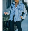 Dettaglio del cappuccio grigio e maniche in maglia sulla giacca denim lavaggio chiaro - Taglia S / Top / Blu