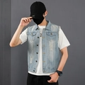 Nauwsluitend lichtblauw denim vest voor heren met klassieke zakken en metalen knopen - S / Lichtblauw