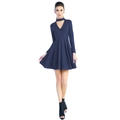 Détail de la robe bleu marine avec décolleté en V ajouré et jupe plissée élégante - Bleu Marine
