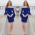 Dettaglio dell'abito blu reale con spalle scoperte e maniche a balze dalla linea slim - Blu