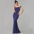 Détail de la robe de soirée élégante bleu marine avec découpes à la taille et longueur au sol - Bleu foncé