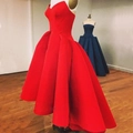 Detalle de vestido de noche palabra de honor en satén rojo con dobladillo asimétrico y corte A - S / Rojo