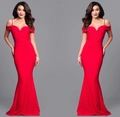 Elegante abito da sera a sirena rosso vivace con spalle scoperte e silhouette aderente - S / Rosso