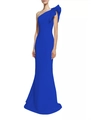 Detail eines königsblauen One-Shoulder-Abendkleids mit auffälligem Volant-Ärmel - S / Blau
