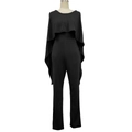 Detail van zwarte jumpsuit met grote ruches cape-overlay en slanke rechte broekspijp - S / Zwart