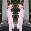 Dettaglio dell'abito da sera rosa cipria senza spalline con elegante drappeggio laterale - S / Rosa