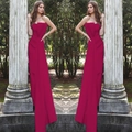 Dettaglio dell'elegante tuta da sera senza spalline rosso rosa con design a pieghe lunghe - S / Borgogna