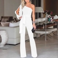 Elegante tuta monospalla bianca con nastro in vita e pantaloni a zampa con spacco - S / Bianco