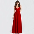 Elegantes rotes Maxikleid mit V-Ausschnitt, schmaler Passform und dünnen Schultergurten - S / Rot