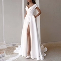 Detail van elegante witte satijnen jurk met V-hals, hoge split en een lange vloerlengte sleep - S / Wit