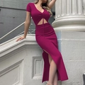 Dettaglio dell'abito in maglia a costine magenta scuro con ritaglio e spacco laterale - S / Rosa Rosso