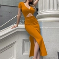 Détails du cordon de serrage col V et de la découpe à la taille sur la robe orange - Jaune Terre